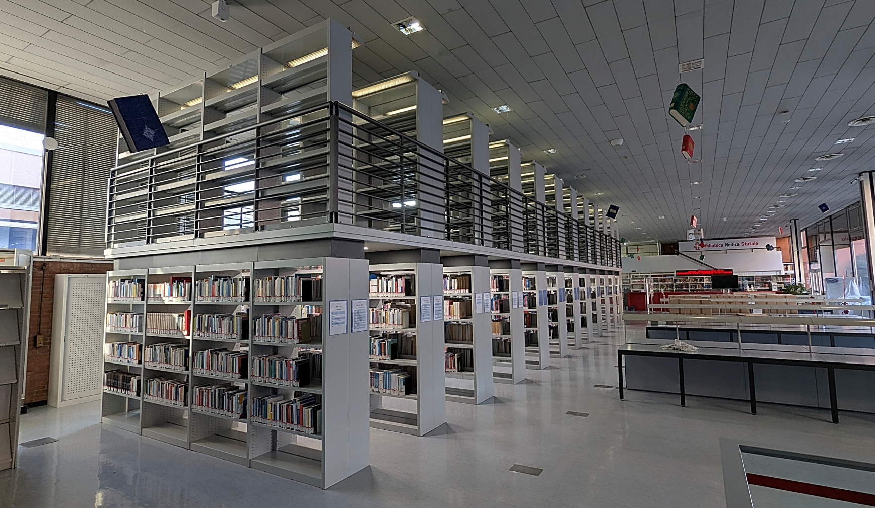 Il soppalco nella sala di lettura e consultazione.